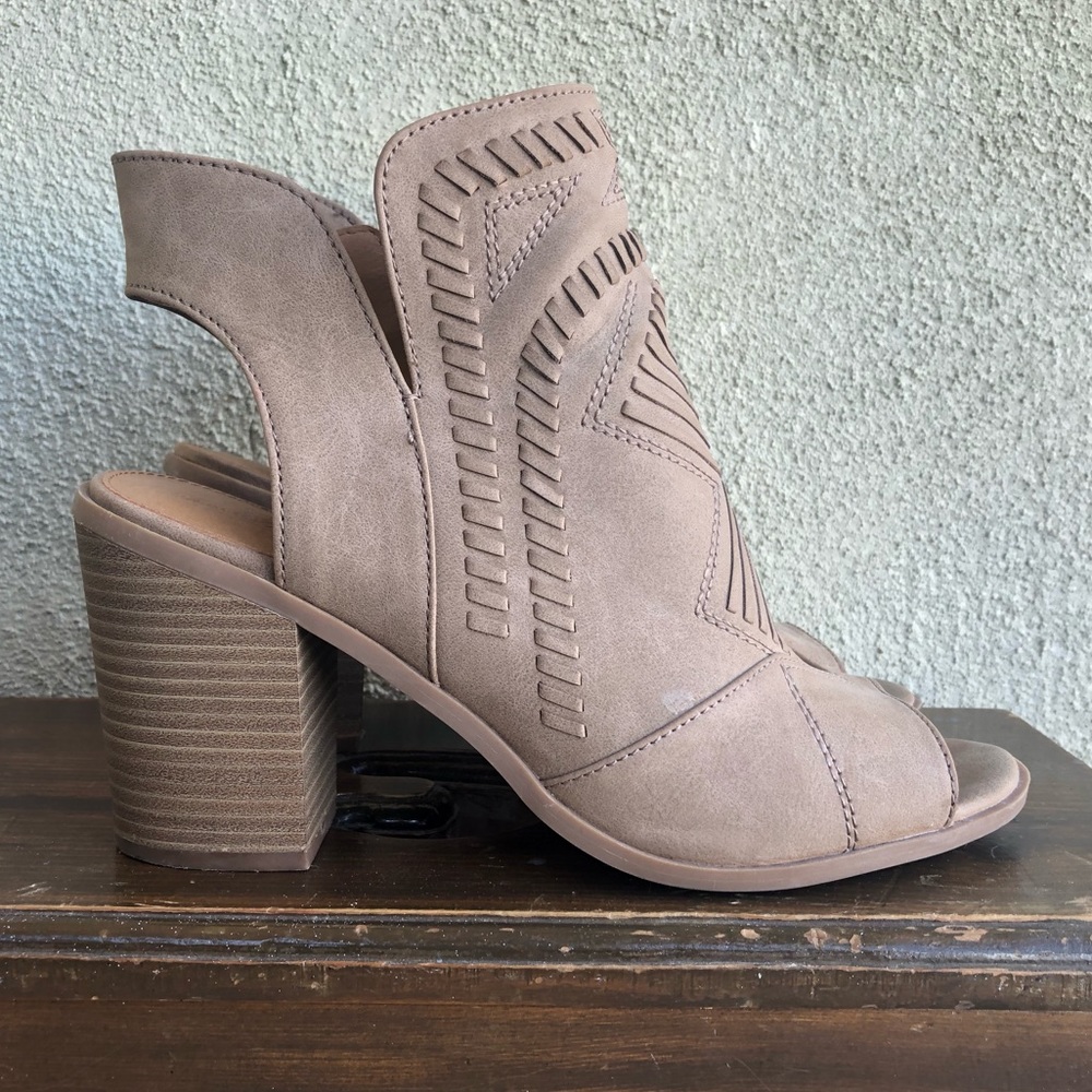 Universal Thread Heeled Sandals - Picture 3 of 8